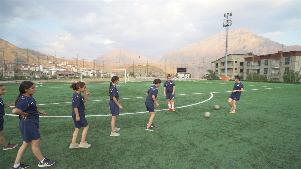 Kadın futbolcular Ankara'da ödüllerine kavuşacak