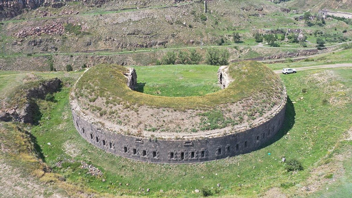 Kars’taki “Gemli Tabya” turizme kazandırılmayı bekliyor