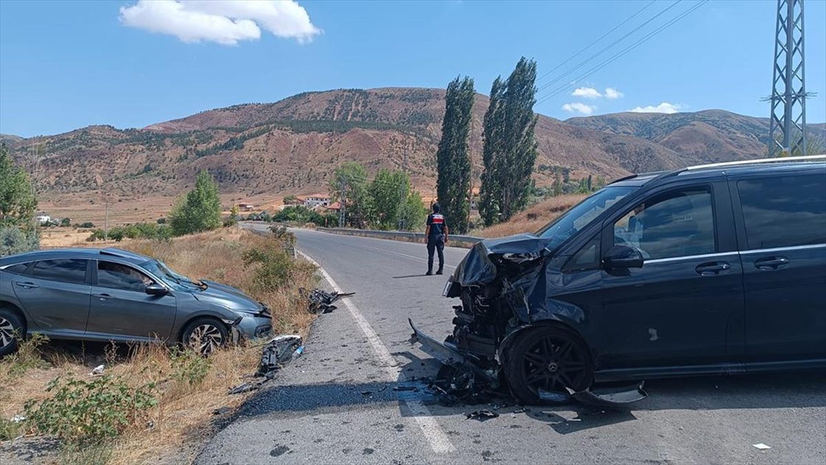 Kayseri’de otomobille minibüsün çarpışması sonucu 9 kişi yaralandı