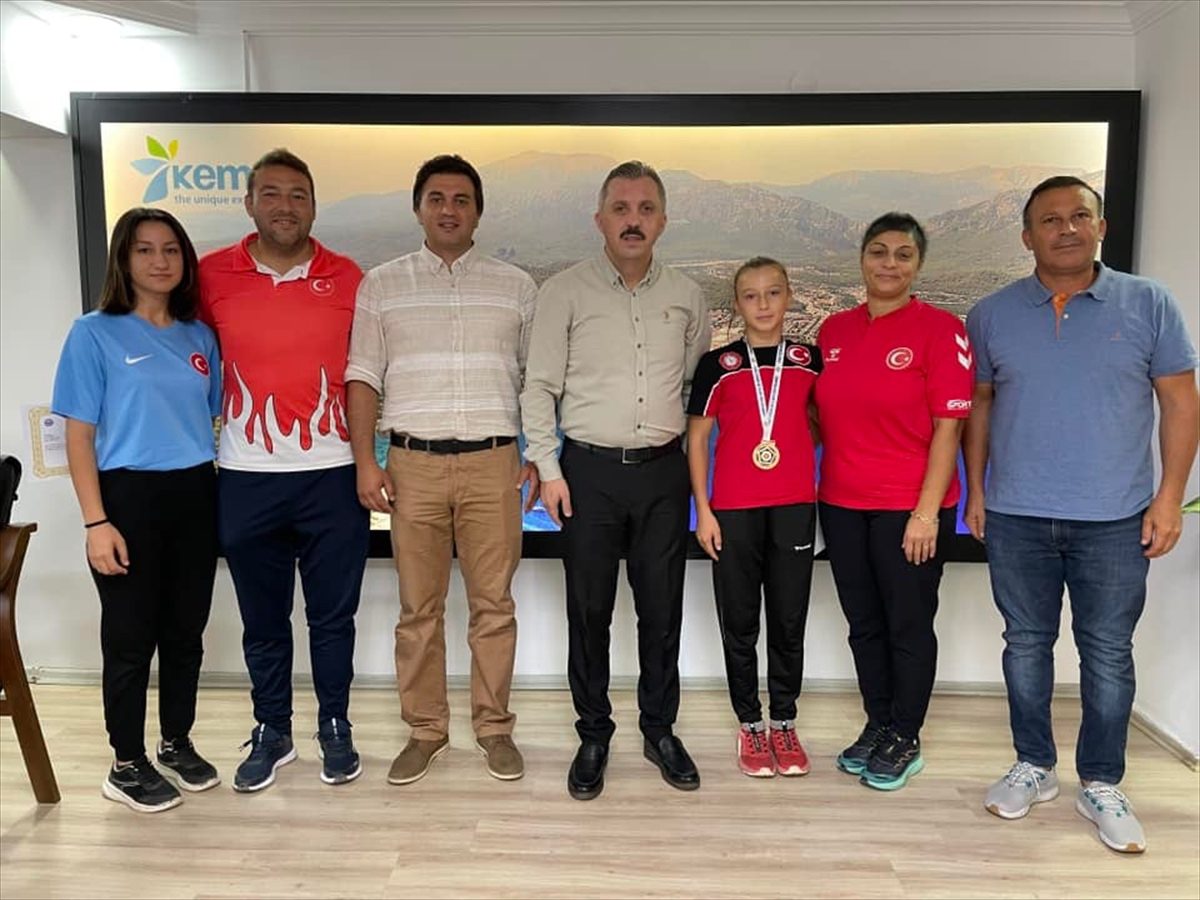 Kemer Kaymakamı Solmaz'dan şampiyon sporculara ödül