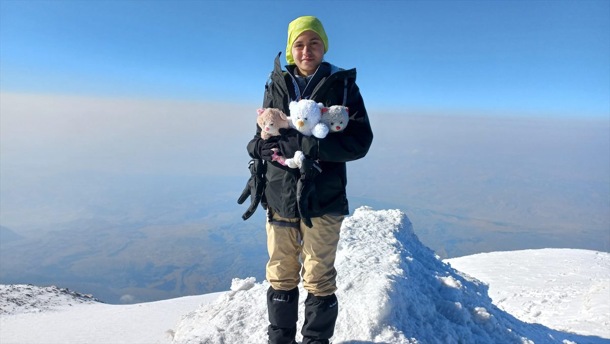 Lise öğrencisi Meryem, oyuncak ayıcıklarla Ağrı Dağı’nın zirvesine tırmandı