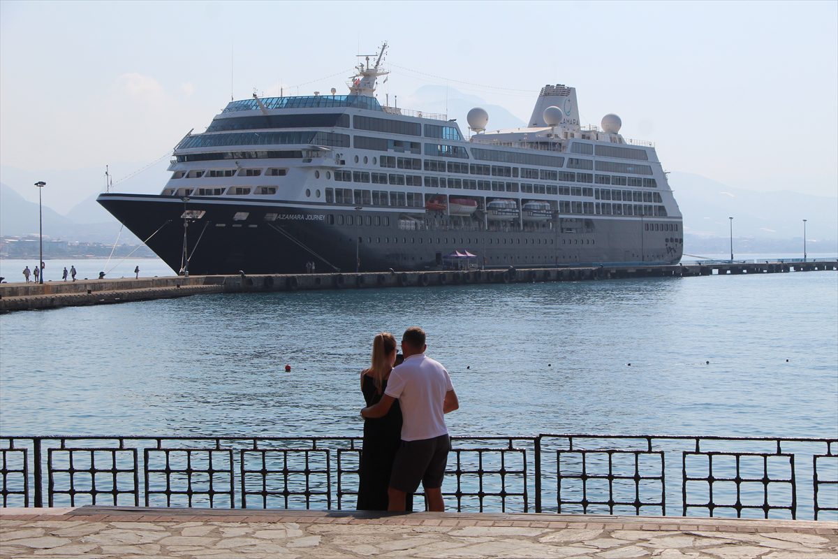 Malta bayraklı “Azamara Journey” kruvaziyeri Alanya Limanı'na demirledi