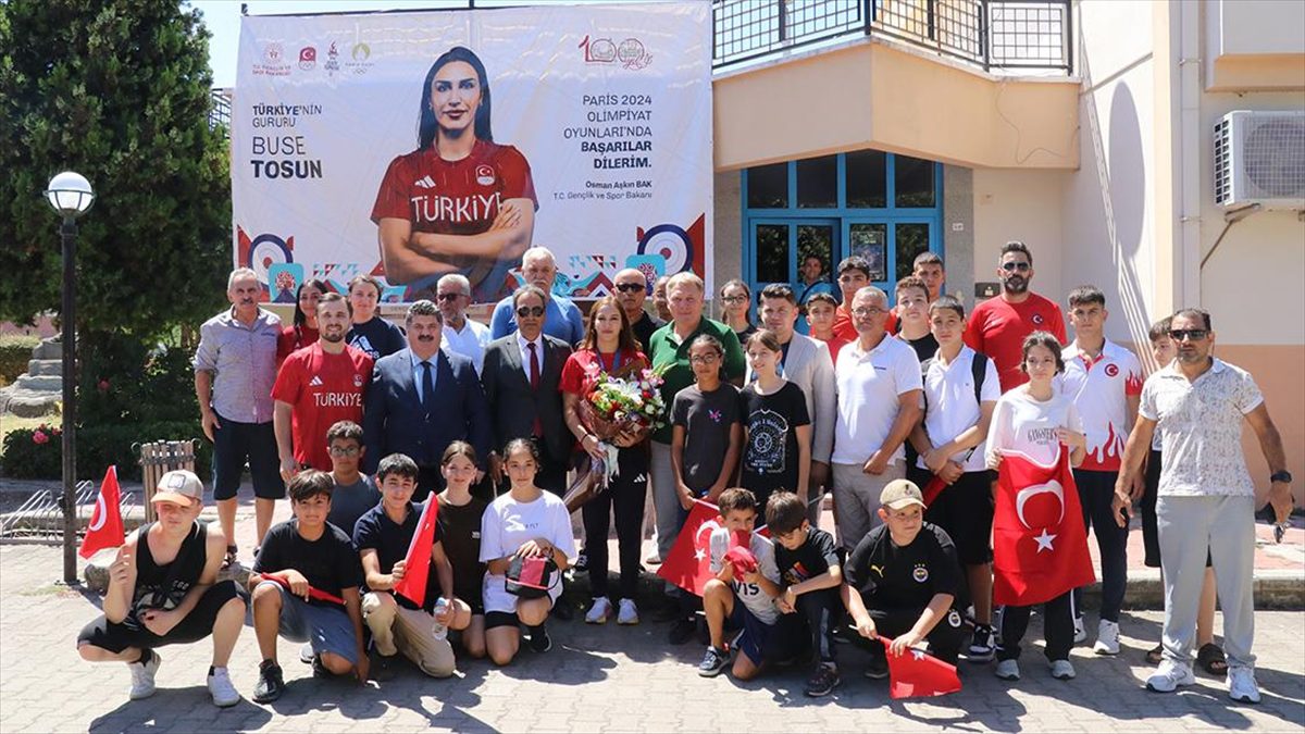 Olimpiyat üçüncüsü milli güreşçi Buse Tosun Çavuşoğlu, Yalova’da coşkuyla karşılandı