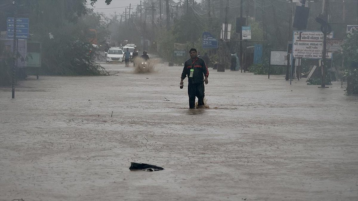 Pakistan’da yağışların yol açtığı sel ve su baskınları nedeniyle son 48 saatte 35 kişi öldü