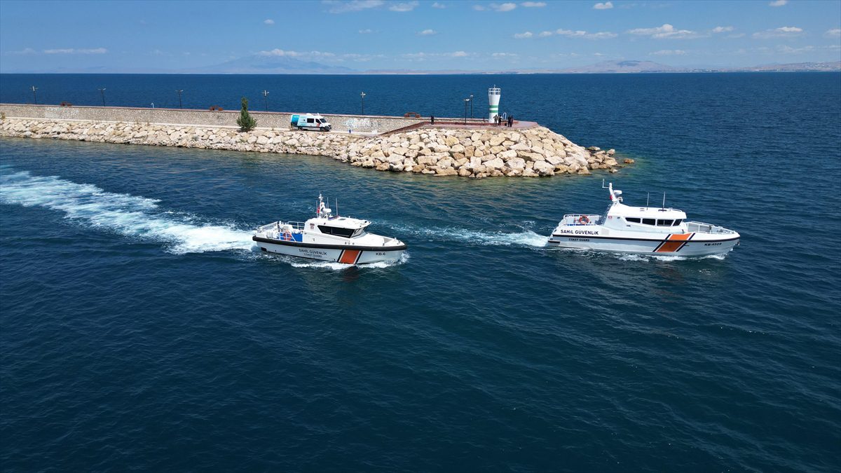 Sahil Güvenlik Komutanlığı ekipleri, Van Gölü’nde boğulmalara karşı teyakkuzda