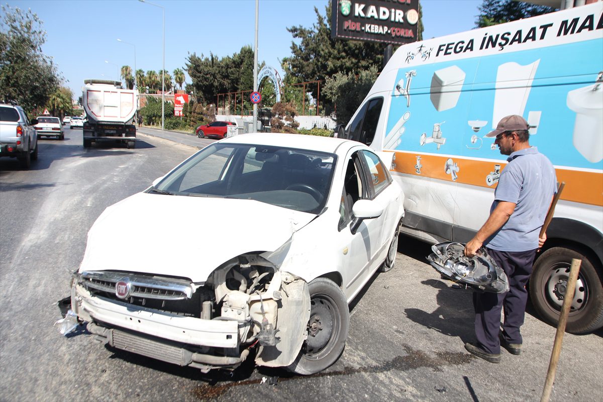 Serik ilçesinde 4 aracın karıştığı kazada hasar oluştu