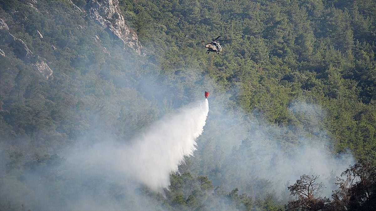 TSK Afyonkarahisar, İzmir ve Ankara’daki orman yangınlarını söndürme çalışmalarına 7 helikopterle destek