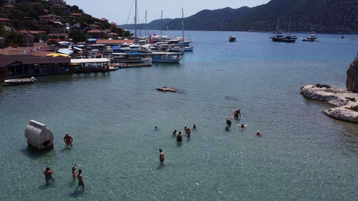 Turistler Antalya'nın doğa harikası koylarını mavi yolculukla keşfediyor