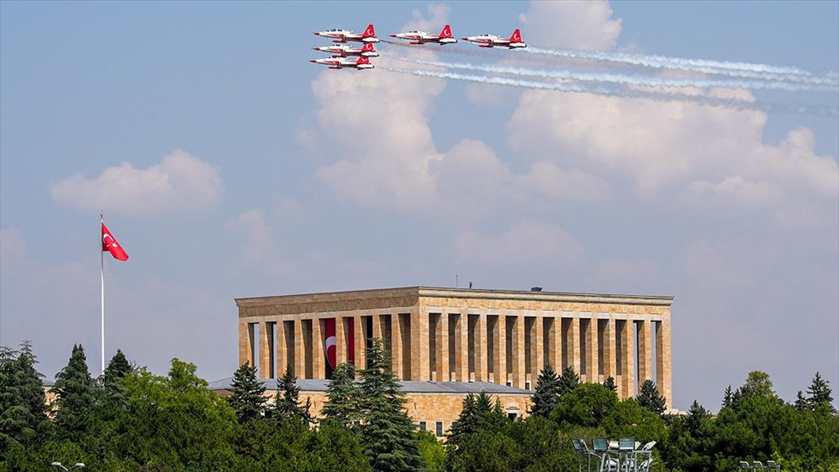 Türk Yıldızları’ndan 30 Ağustos’a özel Anıtkabir saygı uçuşu