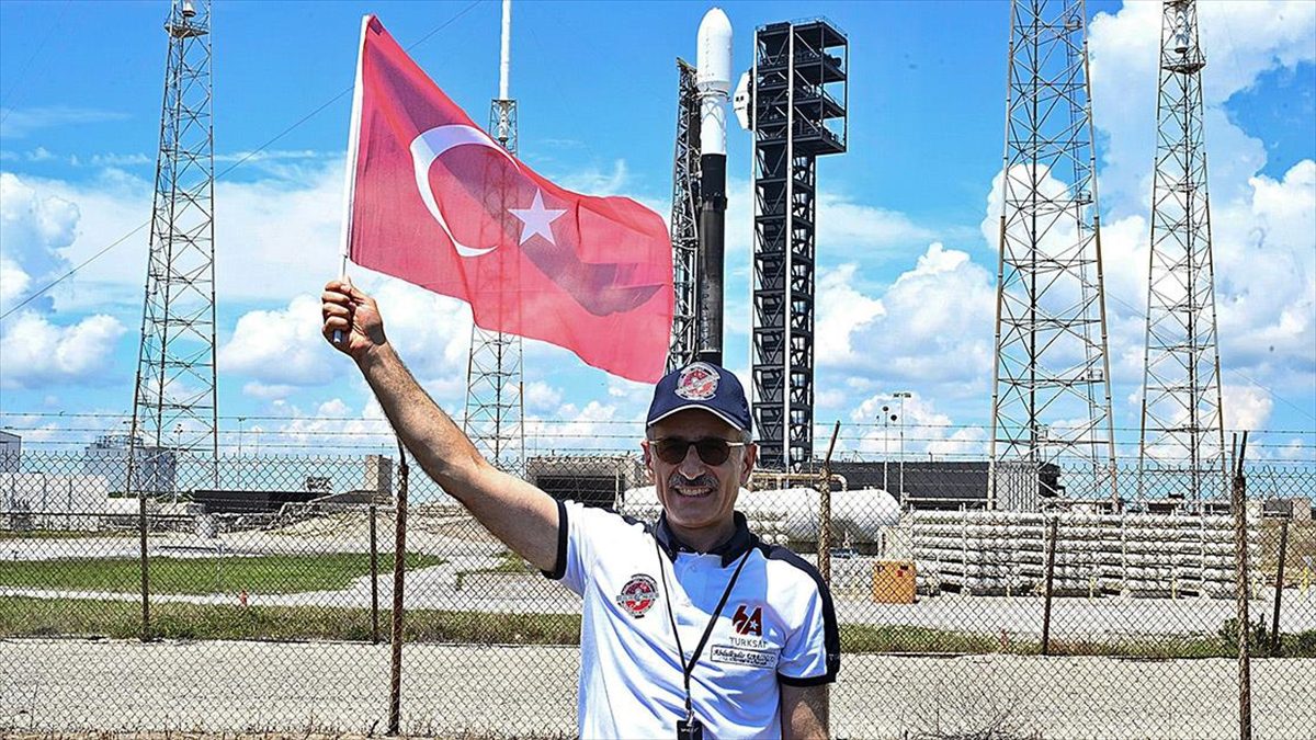 Uzayda testleri süren Türksat 6A’nın ekimde yörüngesine gönderilmesi planlanıyor