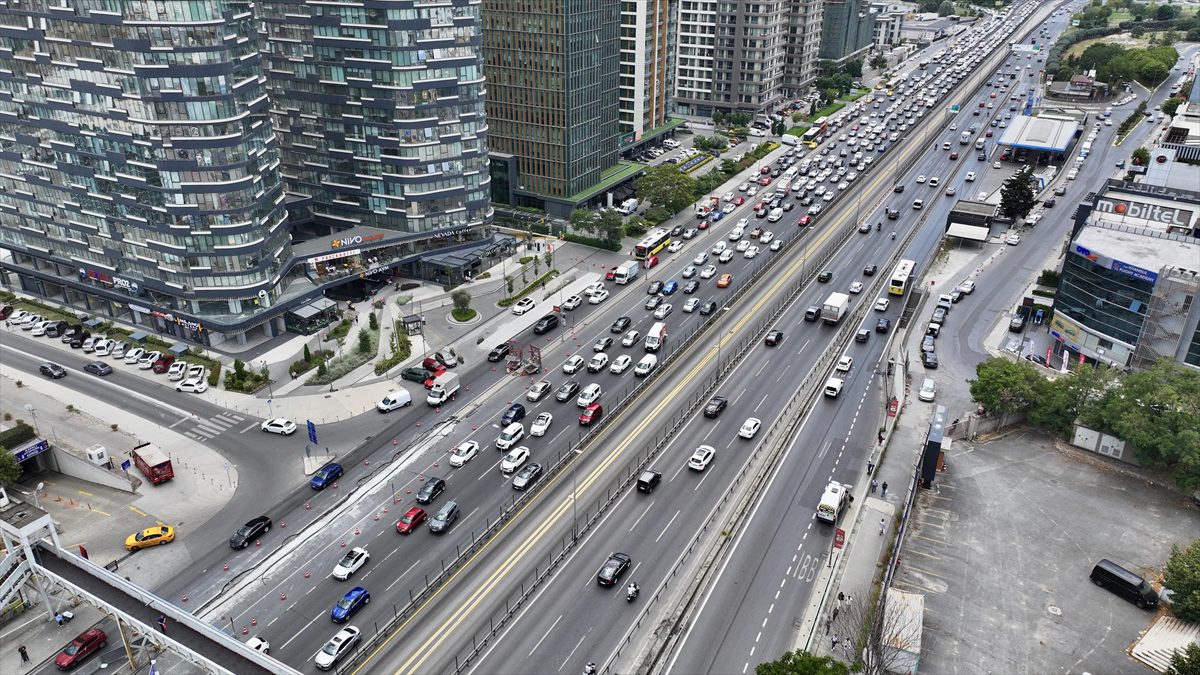 Yenibosna metrobüs durağı üst geçit çalışmaları dolayısıyla D-100 kara yolu trafiğe kapatılacak