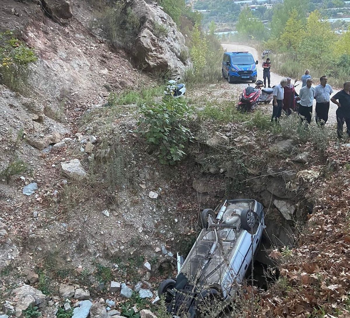 Alanya'da çukura yuvarlanan otomobilde sürücü yaralandı