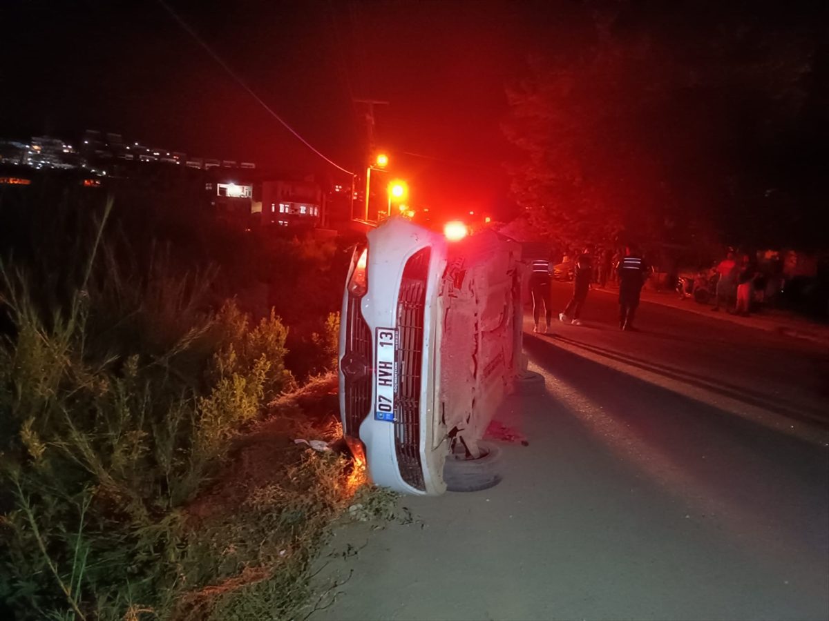 Alanya'da minibüsle çarpışan otomobildeki genç sürücü öldü