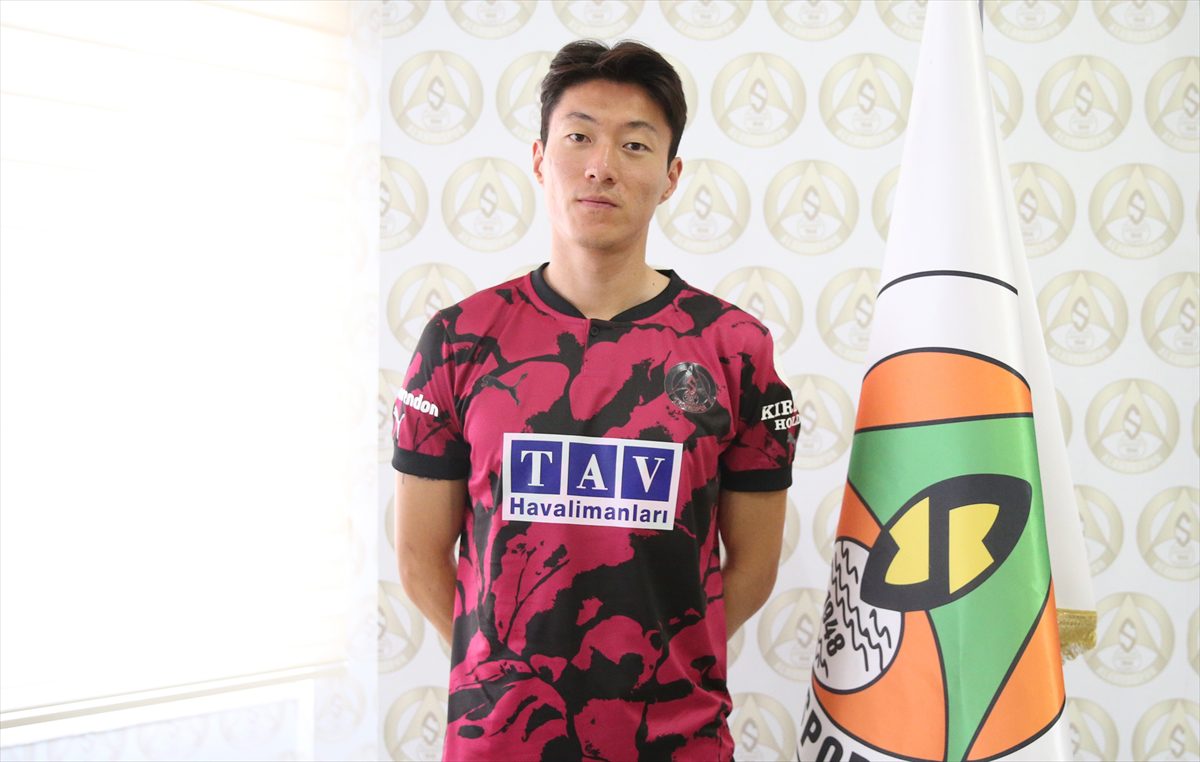 Alanyaspor yeni transferi Ui-jo Hwang için imza töreni düzenledi