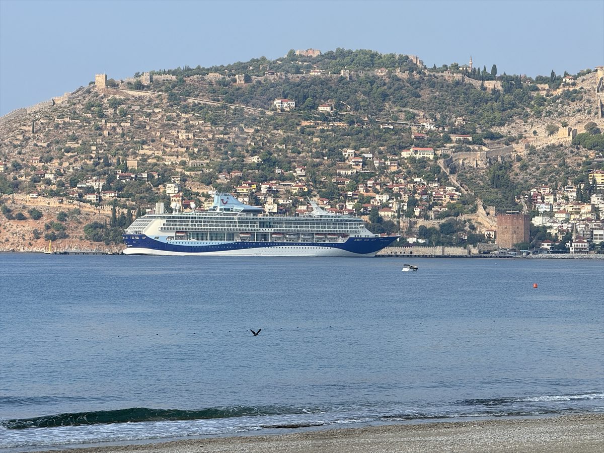 Alanya'ya “Marella Discovery” kruvaziyeri 1743 yolcu getirdi