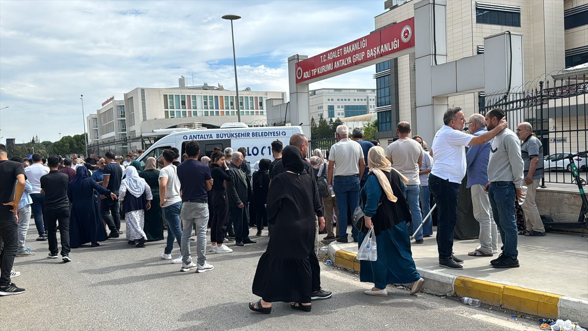 Antalya'da bariyerlere çarpan motosikletli öldü