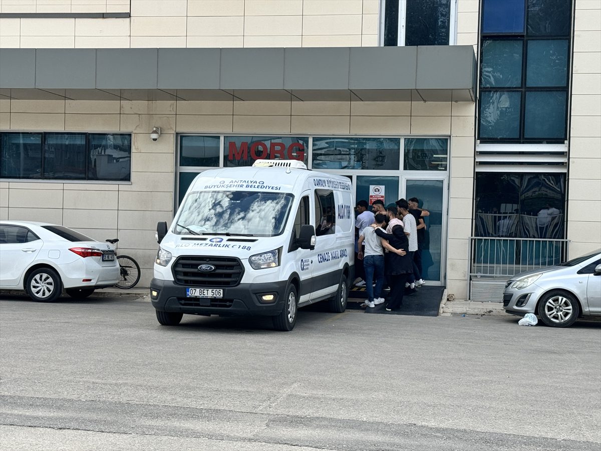 Antalya'da bariyerlere çarpan motosikletteki 2 kişi öldü