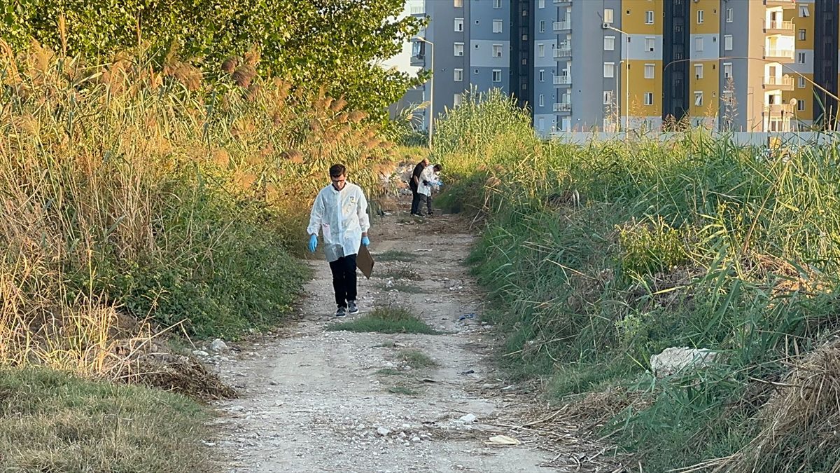 Antalya'da boş arazide bir kişi ölü bulundu