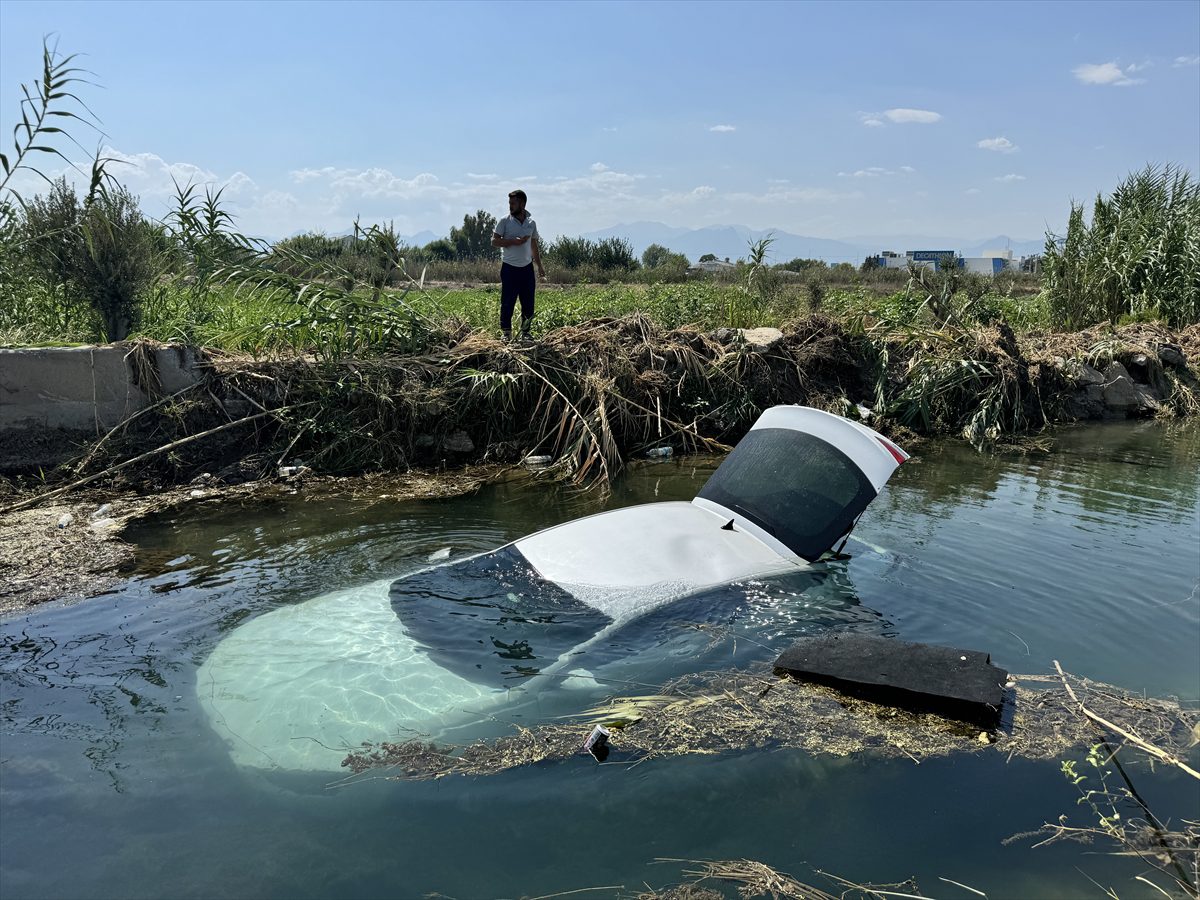 Antalya'da dereye düşen otomobilin sürücüsü yaralandı