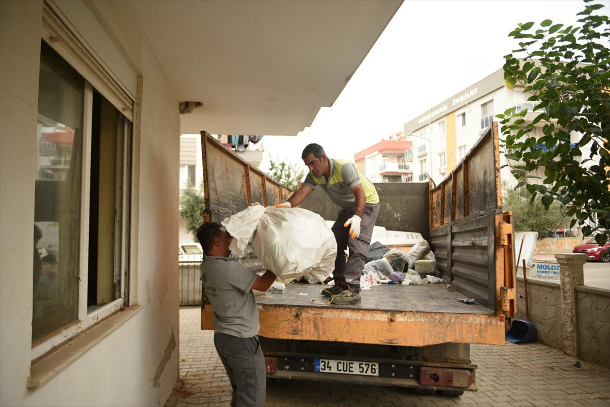 Antalya'da evden kamyon dolusu çöp çıkarıldı