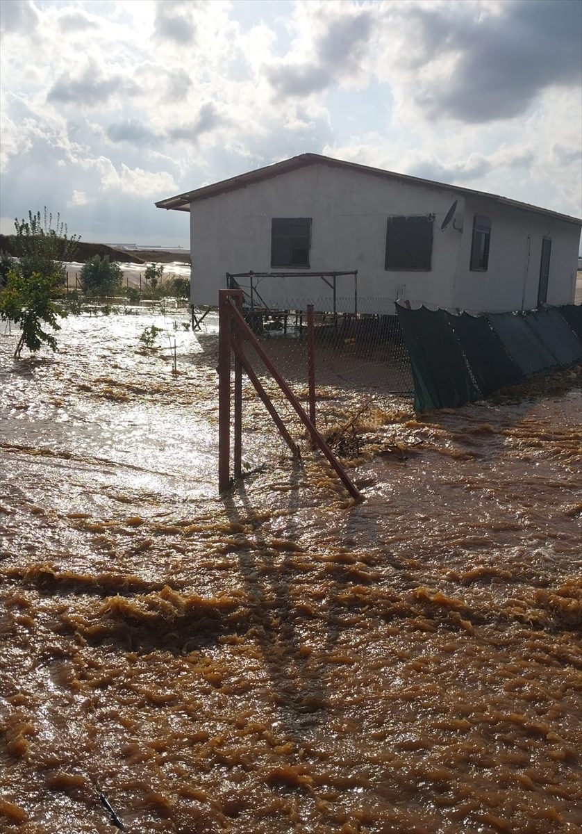 Antalya’da hortum ev ve seralara zarar verdi