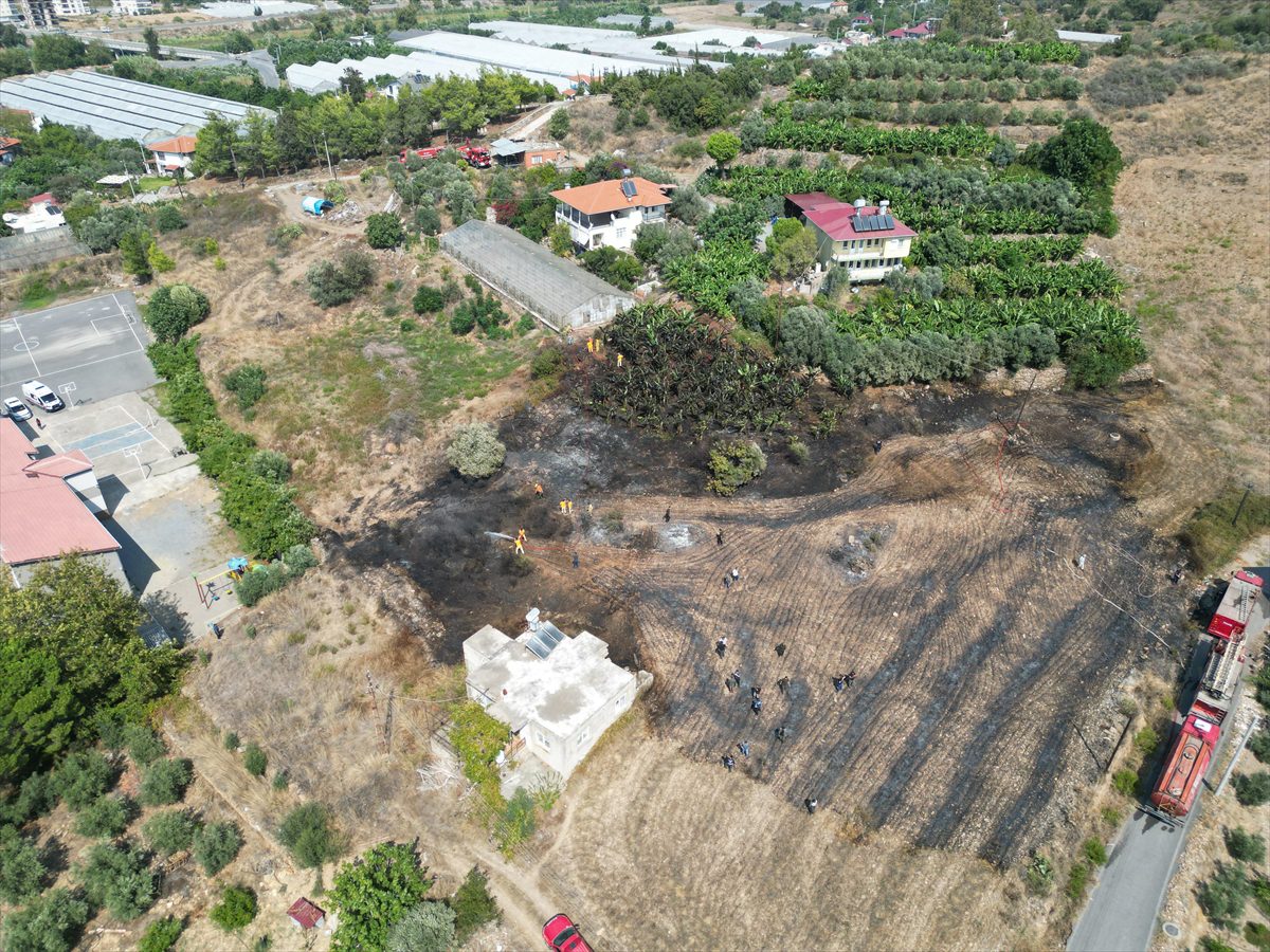 Antalya'da otluk alanda çıkıp muz bahçesine sıçrayan yangın söndürüldü