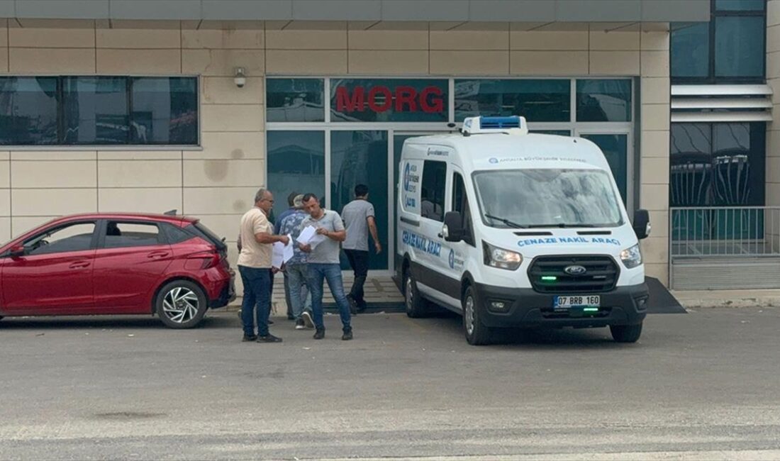 Antalya'da otomobilin su tankerine