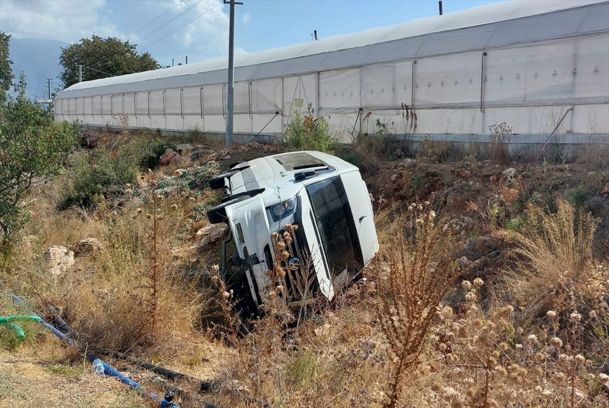 Antalya’da şarampole devrilen tur minibüsündeki 13 kişi yaralandı