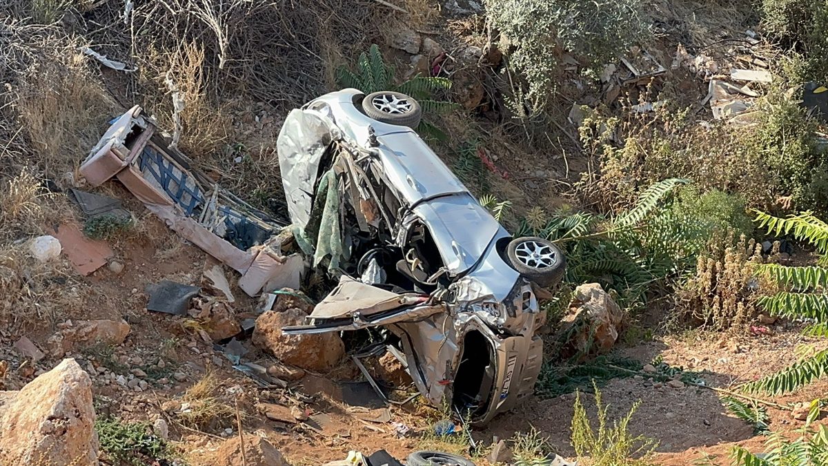 Antalya'da takla atan otomobilin sürücüsü öldü