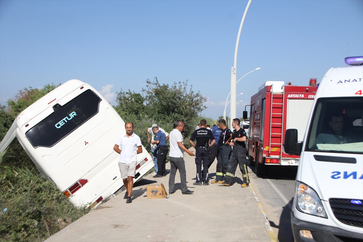 Antalya’da yoldan çıkan servis otobüsündeki 7 kişi yaralandı