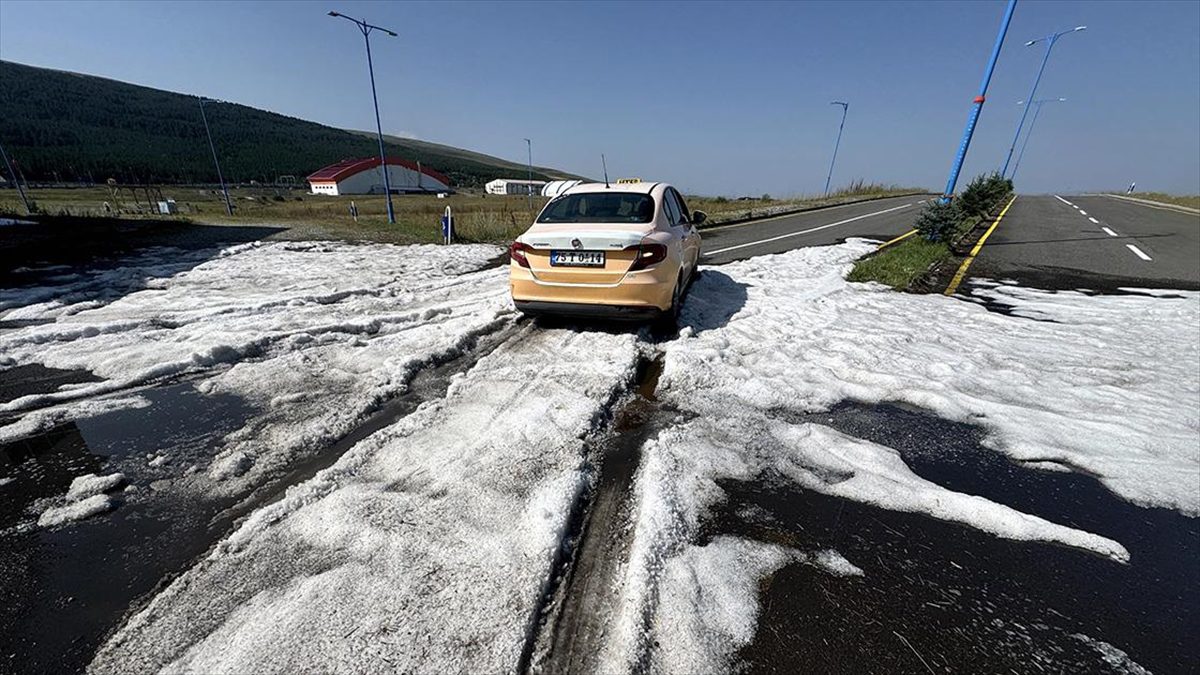 Ardahan’da gece etkili olan dolu, güneşe rağmen erimedi