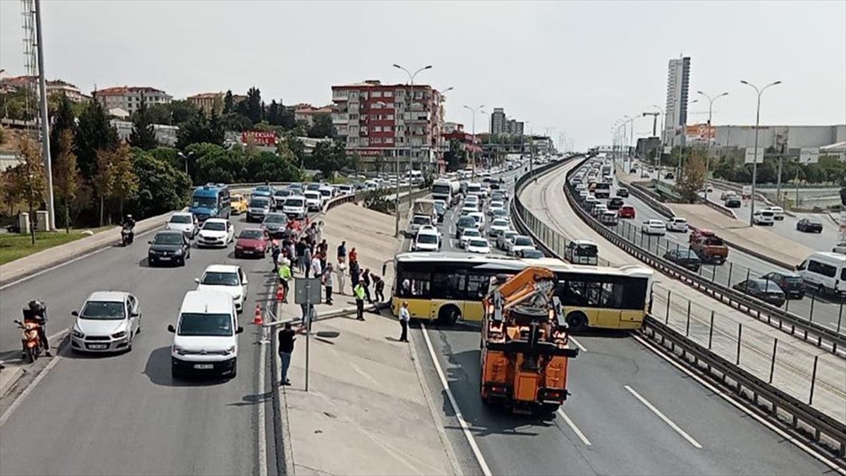 Avcılar’da İETT otobüsü kaza yaptı, D-100 kara yolu Edirne istikameti trafiğe kapandı