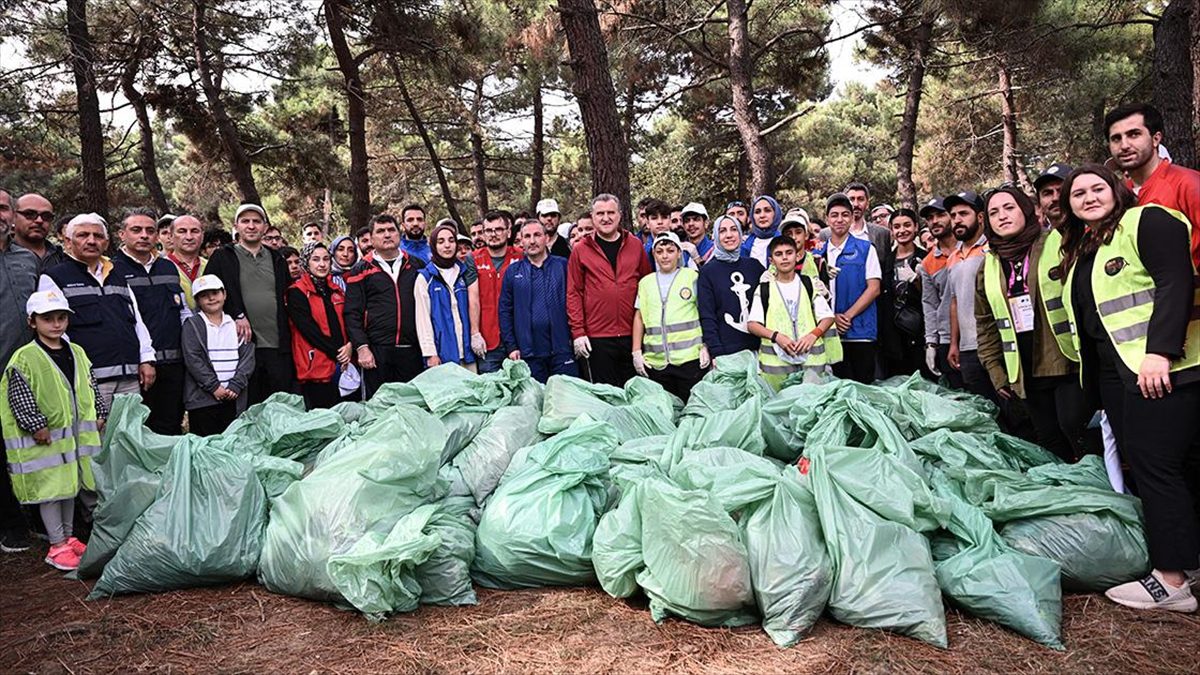 Bakan Bak, Aydos Ormanı’nda “Dünya Temizlik Günü” etkinliğine katıldı