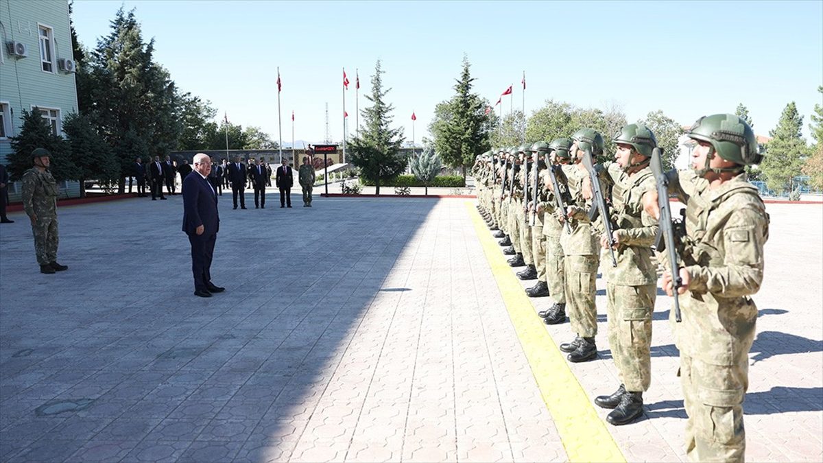 Bakan Güler, Şırnak’taki 23’üncü Piyade Tümen Komutanlığı’nda inceleme yaptı