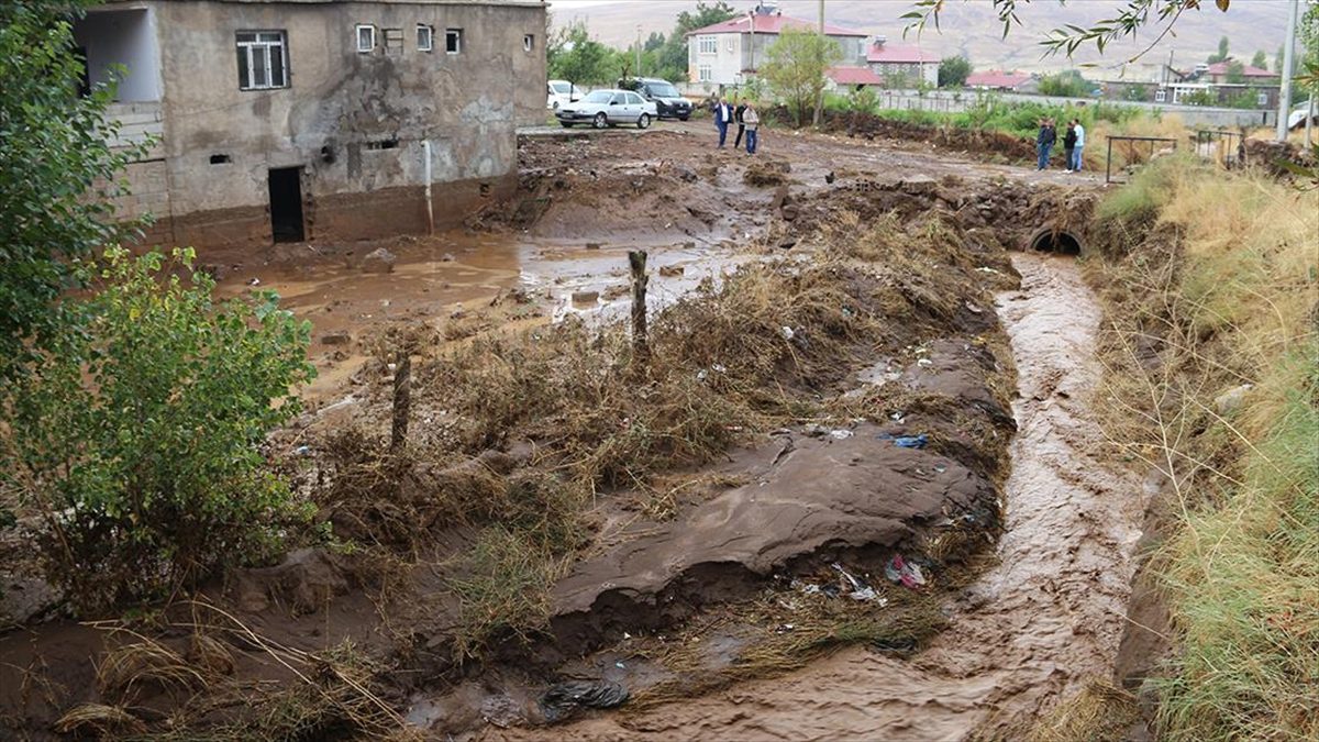 Bitlis’te sağanak heyelana yol açtı