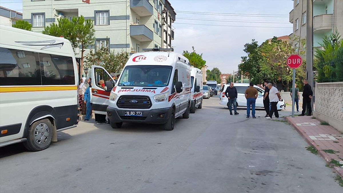 Bursa’da hafif ticari araç ile servis minibüsünün çarpıştığı kazada 11 kişi yaralandı