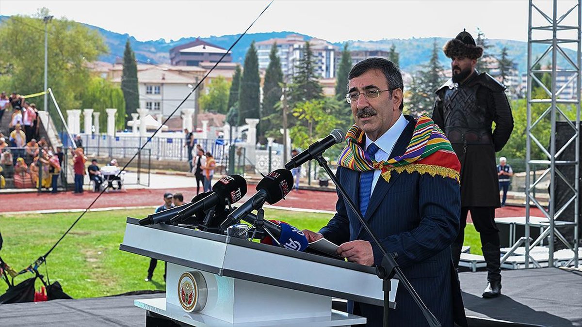 Cevdet Yılmaz: Ertuğrul Gazi Camii’nin kubbesinden göğe baktığımızda özgürce dalgalanan al bayrağımızı görüyoruz