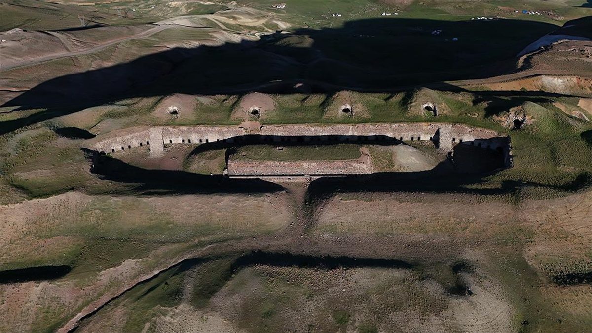 Erzurum’un tarihi Büyük Palandöken Tabyası bir asrı aşkındır ayakta duruyor