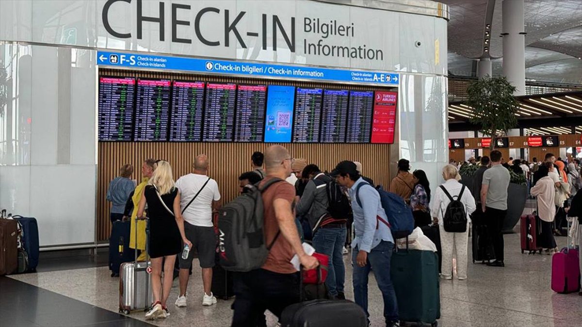 İstanbul Havalimanı’nda yaz tatili dönüşü yoğunluğu yaşanıyor