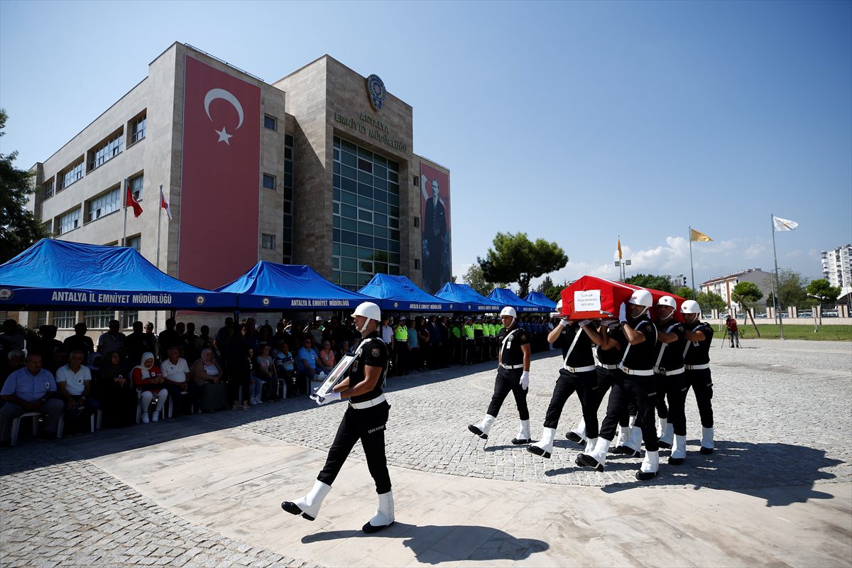 İstanbul'da trafik kazasında ölen polis memuru, Antalya'da toprağa verildi