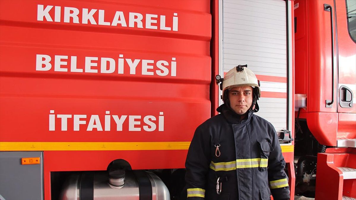 İtfaiyeci babası ve amcası gibi alevlerle mücadele ediyor