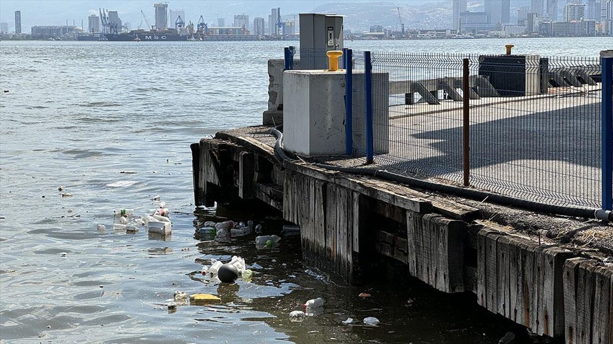 İzmir Körfezi’nde bu kez de atık kirliliği gözleniyor