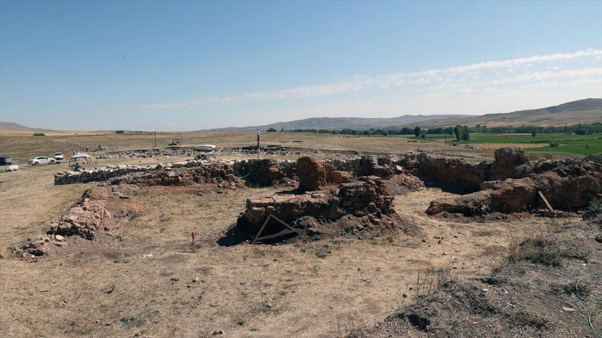 Kayalıpınar kazılarında 3 bin 900 yıl öncesine ait el baskısı ve sıvama izleri bulundu