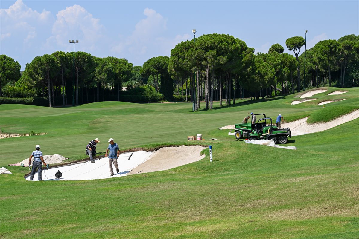 Milyon dolarlık golf sahalarının bakımı özenle yapılıyor