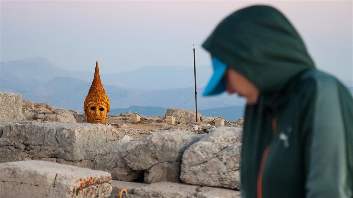 Nemrut’ta turist yoğunluğu yaşanıyor