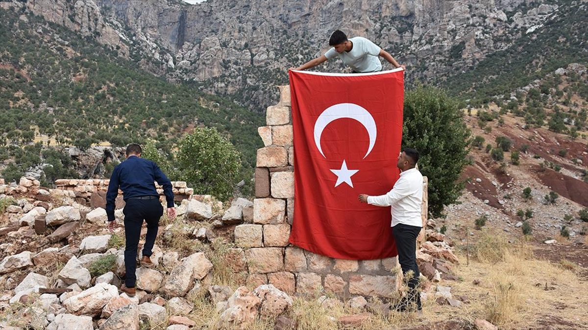 PKK’lı teröristlerin katlettiği yakınlarını, saldırının gerçekleştiği eve Türk bayrağı asarak andılar