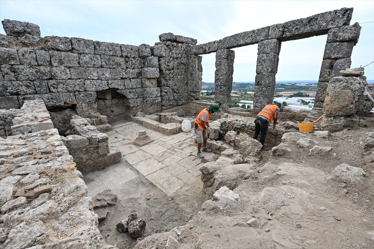 Sillyon Antik Kenti'nde Roma ve beylikler döneminde kullanılan hamam ortaya çıkarıldı