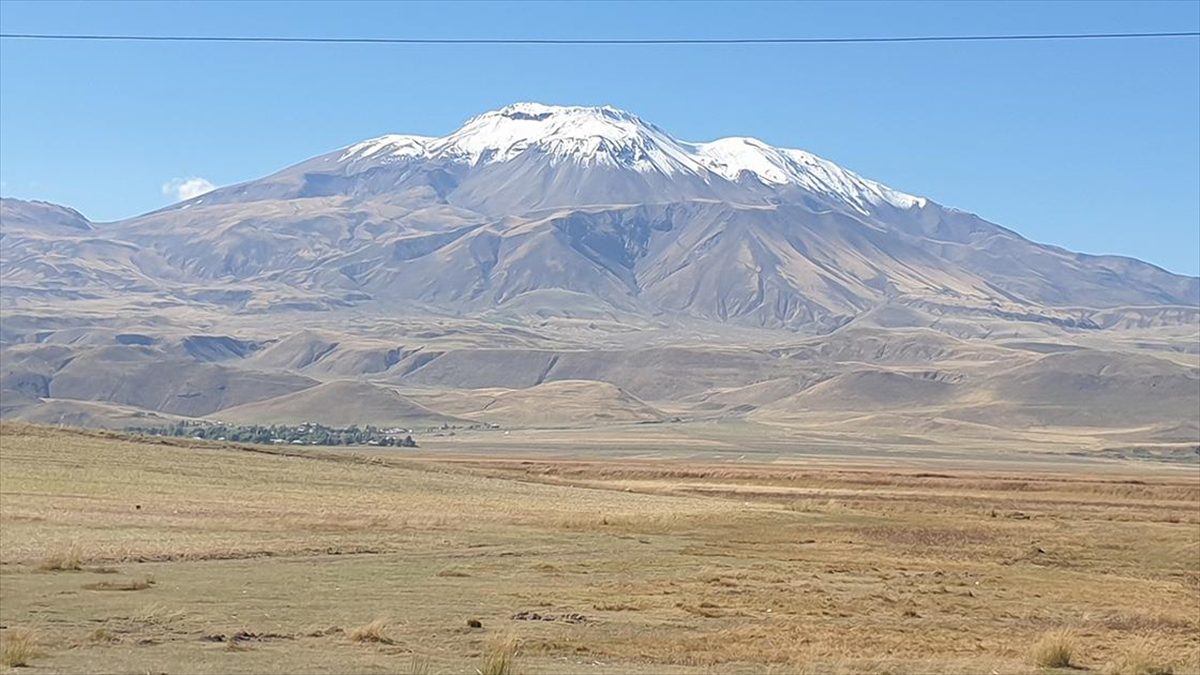 Süphan Dağı'nın zirvesi karla kaplandı