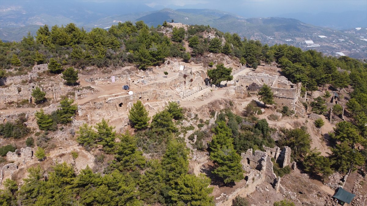 Syedra Antik Kenti'nin 2 bin yıllık sütunları ayağa kaldırıldı