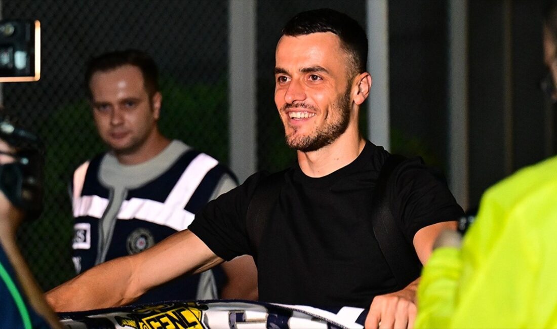 Fenerbahçe'nin yeni transferi Filip Kostic, ilk günden itibaren sarı-lacivertlilere gelmek